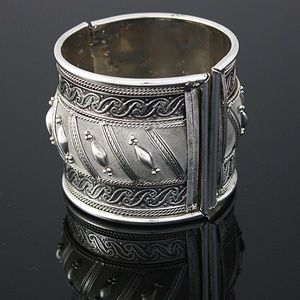 Women's handcrafted bracelet